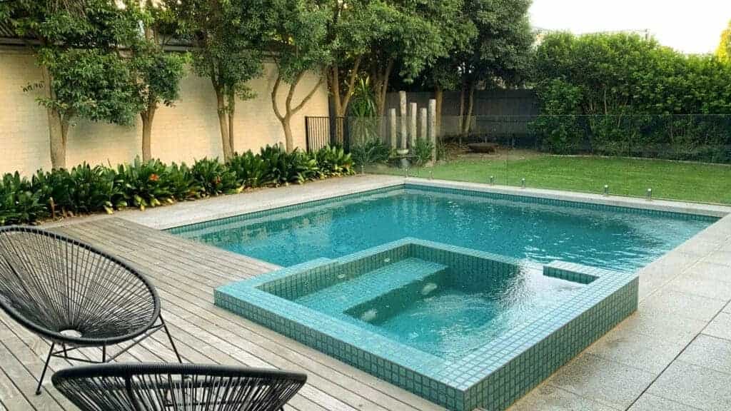 ساخت استخر روباز و سرپوشیده در رشت و اطراف آن